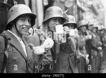 Volontaires du corps libre allemand des Sudètes recevant des rafraîchissements de la population locale dans la ville d'Eger/Cheb pendant l'annexion des Sudètes. Après l'annexion de l'Autriche, Hitler a exigé qu'il soit donné la région des Sudètes en Tchécoslovaquie. Lors de la conférence de Munich en septembre 1938, les puissances occidentales ont accepté cela et les nazis ont occupé la zone. Peu de temps après, Hitler a rompu sa promesse et a envahi le reste de la Tchécoslovaquie avant de tourner son attention vers la Pologne. Bundesarchiv, Bild 146-1986-042-14 / CC-BY-sa 3,0 Banque D'Images