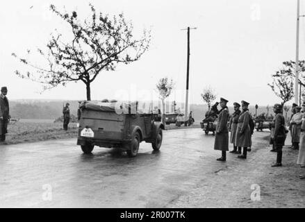 Le général von Bock salue les troupes allemandes qui passent le poste de douane Reichenau à la frontière germano-tchèque alors qu'elles occupent les Sudètes après la trahison des Tchèques lors de la Conférence de Munich. Après l'annexion de l'Autriche, Hitler a exigé qu'il soit donné la région des Sudètes en Tchécoslovaquie. Lors de la conférence de Munich en septembre 1938, les puissances occidentales ont accepté cela et les nazis ont occupé la zone. Peu de temps après, Hitler a rompu sa promesse et a envahi le reste de la Tchécoslovaquie avant de tourner son attention vers la Pologne. Bundesarchiv, Bild 146-1991-075-00 / CC-BY-sa 3,0 Banque D'Images