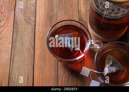 Sachets de thé dans les tasses sur une table en bois, au-dessus de la vue. Espace pour le texte Banque D'Images