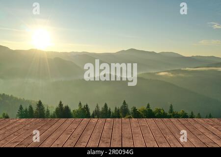 Surface en bois vide et belle vue sur le paysage de montagne avec forêt Banque D'Images