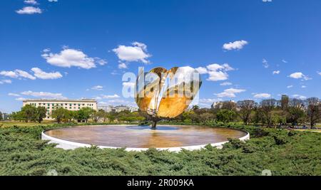 Buenos Aires, Argentine, célèbre Fleur Sculpture Floralis Generica près de l'Université de Buenos Aires. Banque D'Images