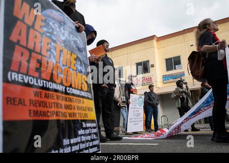 Les manifestants tiennent des pancartes pendant la manifestation. Les Revcoms de Los Angeles se joignent à Little Tokyo, dans le centre de Los Angeles, pour un rassemblement et une marche révolutionnaires, où les membres ont traîné et arraché les drapeaux américains en démonstration de leur refus d'accepter le système prévu par les États-Unis pour l'avenir de leurs citoyens. Luttant pour un monde meilleur sans oppression et exploitation, les membres sont descendus dans la rue et se sont joints à la marche internationale du Mayday. (Photo de Jon Putman/SOPA Images/Sipa USA) Banque D'Images