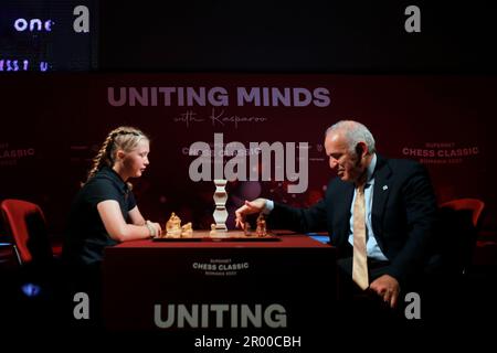 (230506) -- BUCAREST, 6 mai 2023 (Xinhua) -- l'ancien champion mondial des échecs Garry Kasparov (R) fait le premier geste symbolique lors de la cérémonie d'ouverture officielle du Grand tour des échecs 2023 à Bucarest, Roumanie, 5 mai 2023. (Photos de Cristian Cristel/Xinhua) Banque D'Images
