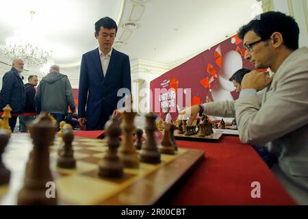 (230506) -- BUCAREST, 6 mai 2023 (Xinhua) -- la championne d'échecs du monde Ding Liren (haut) de Chine fait un mouvement lors d'un jeu d'échecs simultané contre des challengers lors de la cérémonie d'ouverture officielle du Grand Chess Tour 2023 à Bucarest, Roumanie, 5 mai 2023. (Photos de Cristian Cristel/Xinhua) Banque D'Images