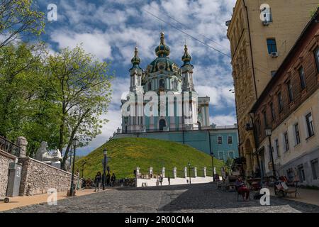 Kiev, Ukraine. 5th mai 2023. Vue sur la rue Eglise orthodoxe ukrainienne d'Andrew à Kiev (Credit image: © Lev Radin/Pacific Press via ZUMA Press Wire) USAGE ÉDITORIAL SEULEMENT! Non destiné À un usage commercial ! Banque D'Images