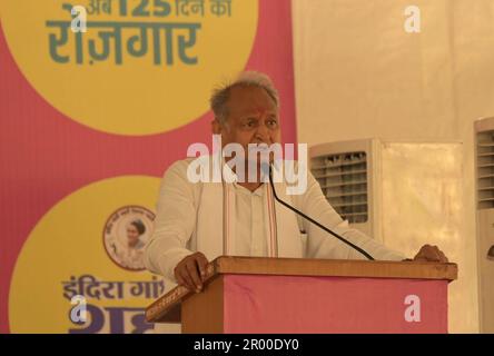 Ajmer, Rajasthan, Inde. 5th mai 2023. Le ministre en chef du Rajasthan, Ashok Gehlot, pendant le camp de secours à l'inflation à Ajmer (image de crédit : © Shaukat Ahmed/Pacific Press via ZUMA Press Wire) USAGE ÉDITORIAL SEULEMENT! Non destiné À un usage commercial ! Banque D'Images