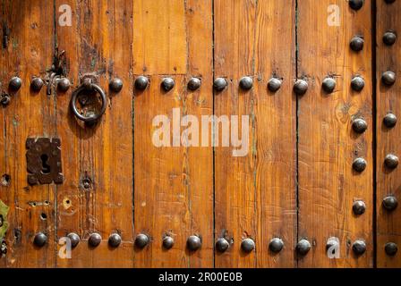 Une vieille porte en bois au Maroc Marrakech médina. Banque D'Images