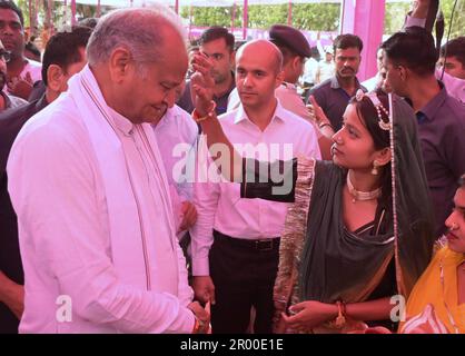 Ajmer, Rajasthan, Inde. 5th mai 2023. Le ministre en chef du Rajasthan, Ashok Gehlot, pendant le camp de secours à l'inflation à Ajmer (image de crédit : © Shaukat Ahmed/Pacific Press via ZUMA Press Wire) USAGE ÉDITORIAL SEULEMENT! Non destiné À un usage commercial ! Banque D'Images