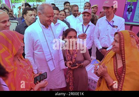 Ajmer, Rajasthan, Inde. 5th mai 2023. Le ministre en chef du Rajasthan, Ashok Gehlot, pendant le camp de secours à l'inflation à Ajmer (image de crédit : © Shaukat Ahmed/Pacific Press via ZUMA Press Wire) USAGE ÉDITORIAL SEULEMENT! Non destiné À un usage commercial ! Banque D'Images