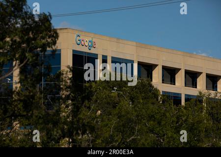 Newport Beach, Californie, Etats-Unis - 5 mai 2023: L'après-midi lumière du soleil brille sur un bureau de Google. Banque D'Images