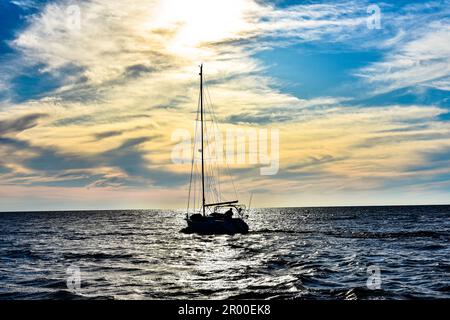 Voilier sur le lac Michigan. Ludington, MICHIGAN Banque D'Images