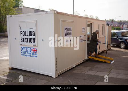 (230506) -- MANCHESTER, 6 mai 2023 (Xinhua) -- Une femme quitte un bureau de vote pour des élections locales à Manchester, en Grande-Bretagne, au 4 mai 2023. Le parti conservateur au pouvoir en Grande-Bretagne a perdu plus de 1 000 sièges aux élections locales dans toute l'Angleterre, les derniers résultats des élections ont montré vendredi. Vendredi soir, 222 conseils sur 230 avaient déjà déclaré leurs résultats, les conservateurs ayant perdu le contrôle de 45 hôtels de ville et les 1 040 conseillers du parti ayant perdu leur emploi. Toutefois, le décompte ne sera pas terminé avant mardi, lorsque le dernier conseil, Redcar et Cleveland, annoncera son resu Banque D'Images