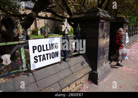 (230506) -- MANCHESTER, 6 mai 2023 (Xinhua) -- Une femme quitte un bureau de vote pour des élections locales à Manchester, en Grande-Bretagne, au 4 mai 2023. Le parti conservateur au pouvoir en Grande-Bretagne a perdu plus de 1 000 sièges aux élections locales dans toute l'Angleterre, les derniers résultats des élections ont montré vendredi. Vendredi soir, 222 conseils sur 230 avaient déjà déclaré leurs résultats, les conservateurs ayant perdu le contrôle de 45 hôtels de ville et les 1 040 conseillers du parti ayant perdu leur emploi. Toutefois, le décompte ne sera pas terminé avant mardi, lorsque le dernier conseil, Redcar et Cleveland, annoncera son resu Banque D'Images