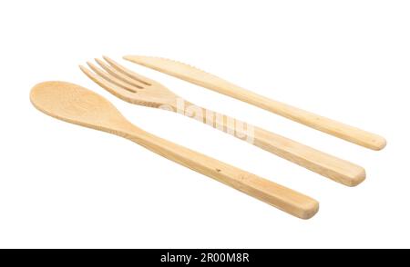 Couverts en bois de bambou, fourchette jetable, cuillère, couteau en matériau naturel isolé sur fond blanc Banque D'Images