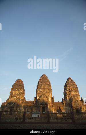 Le temple Phra Prang Sam Yot est un site ancien et l'un des sites historiques et archéologiques importants de la province de Lop Buri. Banque D'Images