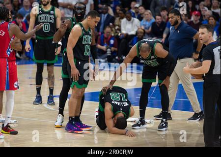 PHILADELPHIE, PA - MAI 5: Grant Williams #12 des Celtics se blessent pendant la partie 3 de la série 2 de la Conférence de l'est demi-finales 2023 NBA séries entre Boston Celtics et Philadelphie 76ers sur 5 mai 2023 au Wells Fargo Center à Philadelphie, PA. (Photo de Stephen Nadler/PxImages) Banque D'Images