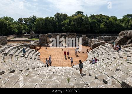 Butrint, Albanie - 16 septembre 2021 : une attraction touristique populaire en Albanie est l'ancien théâtre du parc national de Butrint. Banque D'Images