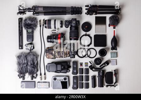 Varna, Bulgarie 13 mars 2023, vidéographie, photographie, équipement sonore - vue de dessus vers le bas de drone professionnel, appareil photo reflex numérique, objectifs, filtres, microph Banque D'Images