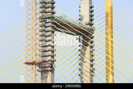 Câbles jaunes du pont de suspension en construction Banque D'Images