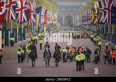 Des officiers de la police métropolitaine arrivent dans le Mall de Londres avant la cérémonie du couronnement du Roi Charles III et de la Reine Camilla. Date de la photo: Samedi 6 mai 2023. Banque D'Images