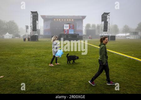 ZWOLLE - Parc de Wezenlanden, un jour après le jour de la libération. Plusieurs festivals de libération, y compris ceux de Zwolle, ont été temporairement suspendus à 5 mai en raison de mauvaises conditions météorologiques. ANP VINCENT JANNINK pays-bas sortie - belgique sortie Banque D'Images