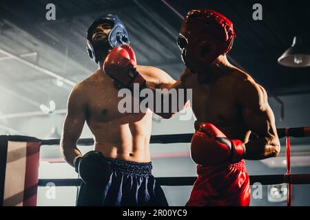 Boxer utiliser différentes combinaisons de poinçons, y compris le jab, crochet, coupe supérieure, croix, rotation, droite. Se rapprocher pour faire un adversaire sur les cordes et le knopo Banque D'Images