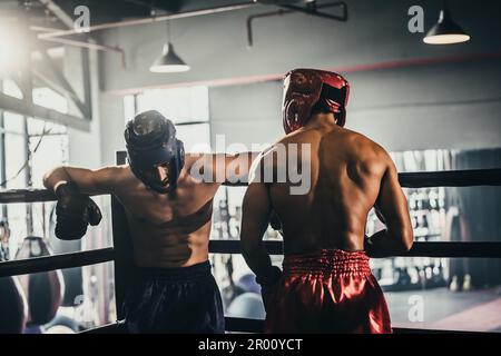 Boxer utiliser différentes combinaisons de poinçons, y compris le jab, crochet, coupe supérieure, croix, rotation, droite. Se rapprocher pour faire un adversaire sur les cordes et le knopo Banque D'Images