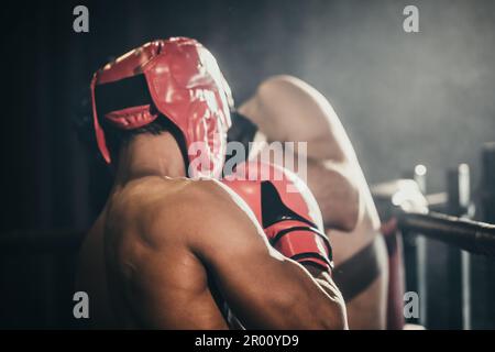 Boxer utiliser différentes combinaisons de poinçons, y compris le jab, crochet, coupe supérieure, croix, rotation, droite. Se rapprocher pour faire un adversaire sur les cordes et le knopo Banque D'Images