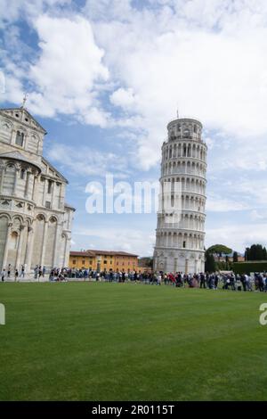 Pise, Italy , Pise, 30 -04-2023 : PAYSAGE Piazza del Duomo avec la cathédrale fanous et la tour inclinable. Banque D'Images