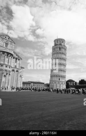 Pise, Italy , Pise, 30 -04-2023 : PAYSAGE Piazza del Duomo avec la cathédrale fanous et la tour inclinable. Pise, Italie Banque D'Images