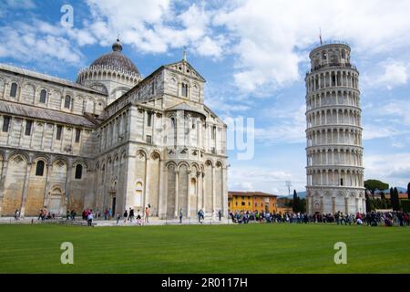 Pise, Italy , Pise, 30 -04-2023 : PAYSAGE Piazza del Duomo avec la cathédrale fanous et la tour inclinable. Pise, Italie Banque D'Images