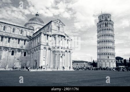 Pise, Italy , Pise, 30 -04-2023 : PAYSAGE Piazza del Duomo avec la cathédrale fanous et la tour inclinable. Pise, Italie Banque D'Images