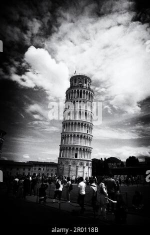 Pise, Italy , Pise, 30 -04-2023 : PAYSAGE Piazza del Duomo avec la cathédrale fanous et la tour inclinable. Pise, Italie Banque D'Images