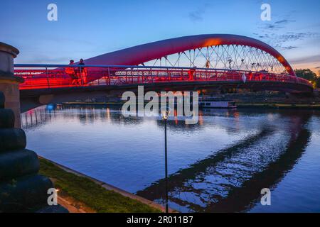 Cracovie, Pologne. 5th mai 2023. La passerelle du père Bernatek au-dessus de la Vistule est vue illuminée comme un geste de la célébration du couronnement du roi Charles III Cracovie, Pologne sur 5 mai 2023. Le couronnement de sa Majesté le Roi et de sa Majesté la Reine Consort aura lieu à l'abbaye de Westminster à Londres le samedi 6th mai 2023. (Credit image: © Beata Zawrzel/ZUMA Press Wire) USAGE ÉDITORIAL SEULEMENT! Non destiné À un usage commercial ! Banque D'Images