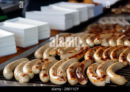 Faire cuire une délicieuse weisswurst Banque D'Images