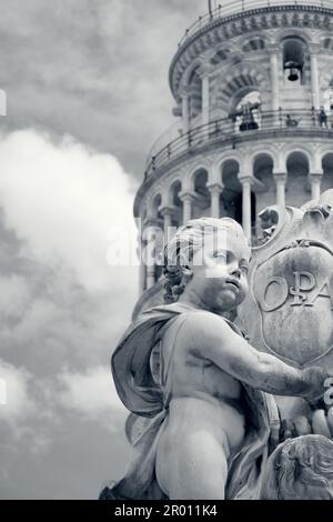 Pise, Italy , Pise, 30 -04-2023 : PAYSAGE Piazza del Duomo avec la cathédrale fanous et la tour inclinable. Pise, Italie Banque D'Images