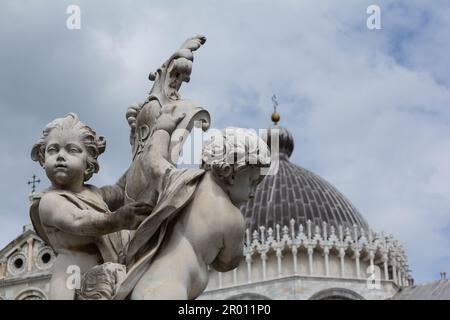 Pise, Italy , Pise, 30 -04-2023 : PAYSAGE Piazza del Duomo avec la cathédrale fanous et la tour inclinable. Pise, Italie Banque D'Images