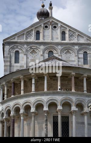 Pise, Italy , Pise, 30 -04-2023 : PAYSAGE Piazza del Duomo avec la cathédrale fanous et la tour inclinable. Pise, Italie Banque D'Images