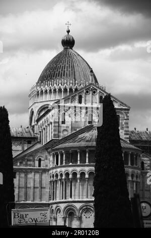 Pise, Italy , Pise, 30 -04-2023 : PAYSAGE Piazza del Duomo avec la cathédrale fanous et la tour inclinable. Pise, Italie Banque D'Images