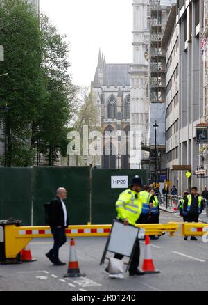 Londres, Royaume-Uni. 06th mai 2023. Le blocus de sécurité près de l'abbaye de Westminster pendant le couronnement du roi Charles III à Londres, en Angleterre. (Foto: James Whitehead/Sports Press photo/C - - Alay) Credit: SPP Sport Press photo. /Alamy Live News Banque D'Images