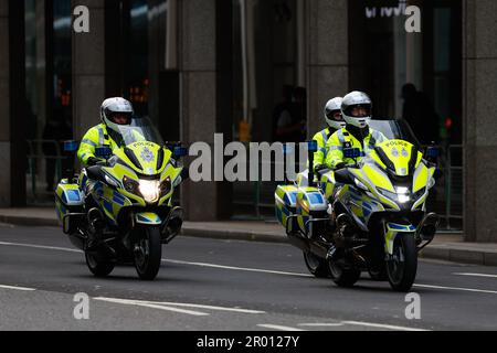 Londres, Royaume-Uni. 06th mai 2023. Des motos de police patrouillent sur les routes de Londres pendant le couronnement du roi Charles III à Londres, en Angleterre. (Foto: James Whitehead/Sports Press photo/C - - Alay) Credit: SPP Sport Press photo. /Alamy Live News Banque D'Images