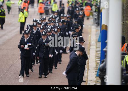 Les policiers arrivent dans les rues avant la cérémonie du couronnement du roi Charles III et de la reine Camilla à l'abbaye de Westminster, Londres Date de la photo : samedi 6 mai 2023. Banque D'Images