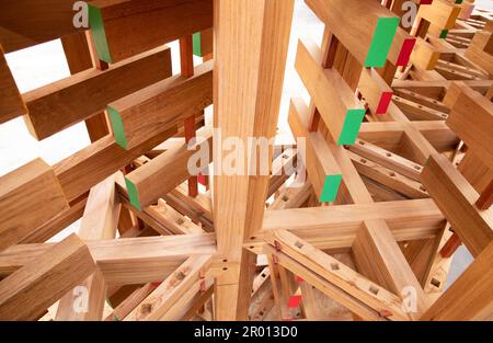 Détails de construction avec bois de teck, joints entre les éléments. Détail des joints en bois et des joints de cheville en bois. Banque D'Images