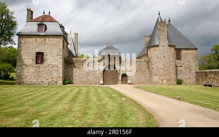 Vue ciel nuageux sur le Manoir de la Chaslerie, la haute Chapelle, Domfront en Poiraie, Normandie, France, Europe Banque D'Images