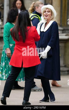 Dame Joanna Lumley pose pour une photographie alors qu'elle arrive devant la cérémonie de couronnement du roi Charles III et de la reine Camilla à l'abbaye de Westminster, Londres. Date de la photo: Samedi 6 mai 2023. Banque D'Images