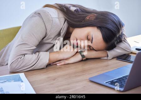Elle ne pouvait pas se concentrer et se dédest à la place. une jeune femme d'affaires dormant à son bureau dans un bureau. Banque D'Images