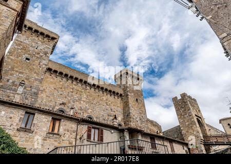 Rocca Monaldeschi della Cervara forteresse, Bolsena, Italie, sous un beau ciel Banque D'Images