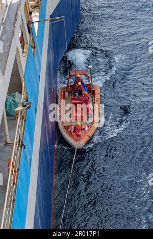 L'embarcation de secours rapide d'un navire de recherche sismique lancé du côté du port du navire mère tôt un matin au large du Gabon. Banque D'Images