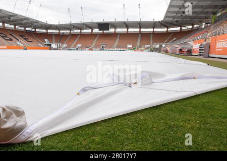 LUBIN, POLOGNE - 26 MARS 2019: Stade Zaglebie avec pelouse couverte pour protéger contre le gel. Banque D'Images