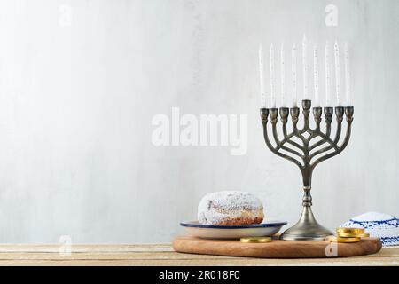 Bonne Hanoukkah. Hanoukkah vieille Menorah sur fond de drapeau israélien avec lumière du soleil ou bokeh sur fond de bois blanc. Image religieuse de jewis Banque D'Images